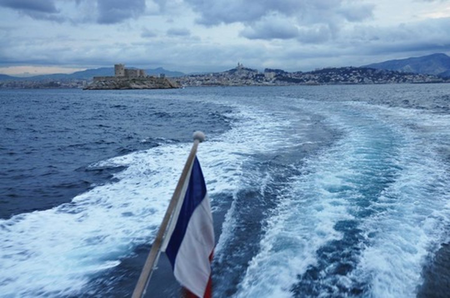 <p>le sillage (trace laissé à l'arrière d'un bateau dans l'eau)</p>