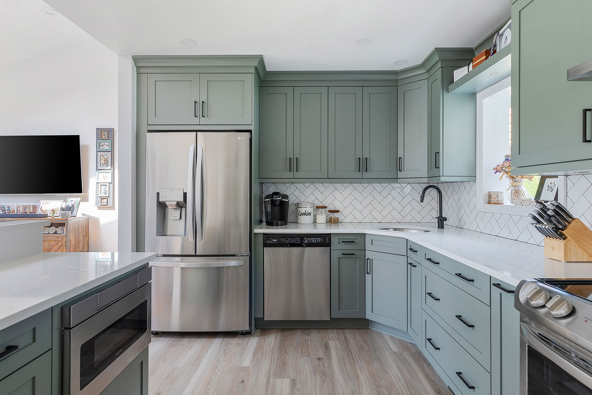 <p>A room or area where food is prepared and cooked.</p>