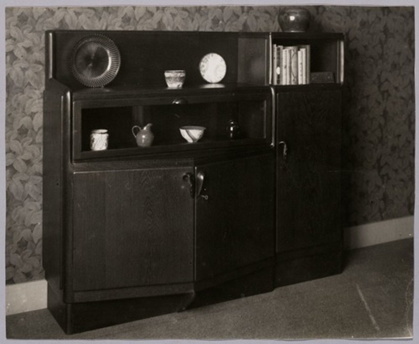 <p>un buffet, un bahut</p>