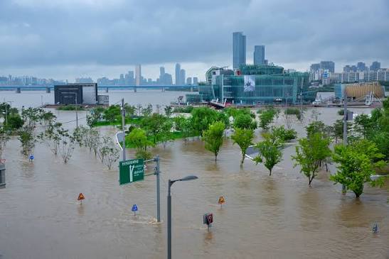 <p>flood [flʌd]</p>