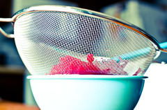 <p>US: /ˈsɪf.tɚ/UK: /ˈsɪf.tər/ Example: Pass the flour through a baking _____ to remove lumps. A tool with fine mesh used for separating coarse particles. Cái rây / Cái sàng Dụng cụ có lưới mịn dùng lọc bột bớt vón cục.</p>