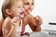 <p>to brush one's teeth</p>