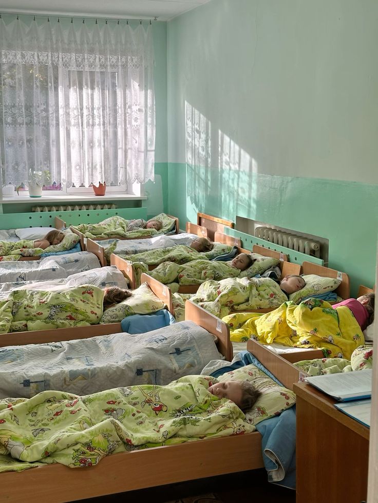 <p><span>a school for children between the ages of about two and five</span></p>
