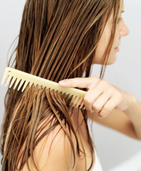 <p>to brush hair; to comb</p>