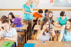 <p>/ðə məʊst ˈpɒpjələ kɔːs/</p><p>(collocation) khóa học phổ biến nhất</p><p>Language was the most popular course among women.</p>