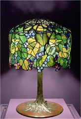 <p>sắc độ màu - mức độ đậm nhạt của màu (Example: Add a darker shade. - Hãy thêm sắc độ đậm hơn.)</p>