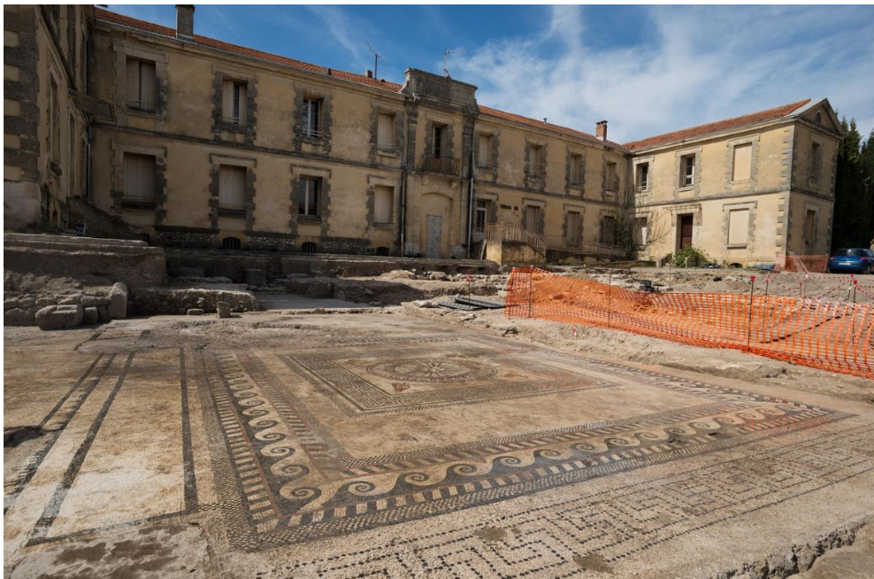 <p>le pavement, sur quoi on marche </p>