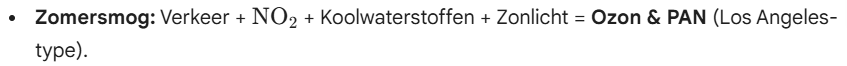 <p>= ontstaat juist op warme, zonnige dagen en wordt volledig aangedreven door drukke stadsverkeer</p><p>1. De ingrediënten (Uit de uitlaat)</p><p>De foto rechts van de drukke snelweg laat de bron zien. Auto's en vrachtwagens stoten massaal twee basisstoffen uit:</p><ul><li><p><strong>NO2 (Stikstofdioxide):</strong> Dit gas geeft de smog zijn typische <strong>bruine kleur</strong> (vandaar de naam <em>brown smog</em>).</p></li><li><p><strong>Unburned hydrocarbons (Koolwaterstoffen):</strong> Onverbrande brandstofresten en dampen van het verkeer.</p></li></ul><p>2. De motor (Zonlicht)</p><p>Links op de dia zie je de <strong>zon</strong>. UV-straling is de katalysator. Zonder fel zonlicht gebeurt er niets.</p><ul><li><p>Het zonlicht splitst NO2 (stikstofdioxide) op in NO en een los, zeer agressief zuurstofatoom (O).</p></li></ul><p>3. De chemische kettingreactie (Het midden)</p><p>Normaal gesproken reageert dat losse zuurstofatoom met gewone zuurstof (O2) om <strong>Ozon (O3)</strong> te vormen. In een schone omgeving breekt de NO dat ozon ook weer snel af (een natuurlijke balans).</p><p>Maar in de stad gooien die <strong>onverbrande koolwaterstoffen</strong> (unburned hydrocarbons) roet in het eten:</p><ol><li><p>De koolwaterstoffen veranderen door de reactie in agressieve deeltjes: <strong>hydrocarbon radicals</strong> en vervolgens <strong>peroxyl radicals</strong>.</p></li><li><p>Deze radicalen kapen de NO weg. Hierdoor kan de NO het gevormde ozon <em>niet</em> meer afbreken.</p></li><li><p>De natuurlijke rem is er vanaf: de ozonconcentratie blijft maar stijgen.</p></li></ol><p></p><img src="https://assets.knowt.com/user-attachments/4df6355e-0c5a-4349-a4b5-9cbfed44354b.png" data-width="75%" data-align="center" alt=""><p></p><div data-type="horizontalRule"><hr></div><p>4. De schadelijke eindproducten</p><p>Onderaan de streep ontstaan er door deze hitte-cocktail twee gevaarlijke secundaire vervuilers:</p><ul><li><p><strong>Ozone (O3):</strong> Ozon hoog in de stratosfeer beschermt ons tegen UV, maar ozon op leefniveau (troposferisch ozon) is puur vergif. Het is een sterke oxidator die diep in de longen weefsels beschadigt.</p></li><li><p><strong>PAN (Peroxyacetylnitraat):</strong> Dit ontstaat wanneer de radicalen direct binden met NO2. PAN is berucht omdat het extreem prikkelt op de ogen (traanogen) en de luchtwegen vernauwt.</p></li></ul><p></p><img src="https://assets.knowt.com/user-attachments/a28e498c-9322-4aca-a3e7-24dd01c616a9.png" data-width="75%" data-align="center" alt=""><p></p>