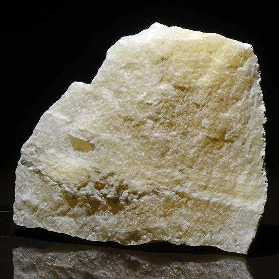 <p><strong>Onix</strong></p><p>Piatră cu luciu sticlos. Detaliul: este <strong>translucidă</strong>.</p><p>Pereți din fața recepțiilor iluminați din spate, blaturi de bar translucide.</p><p></p>