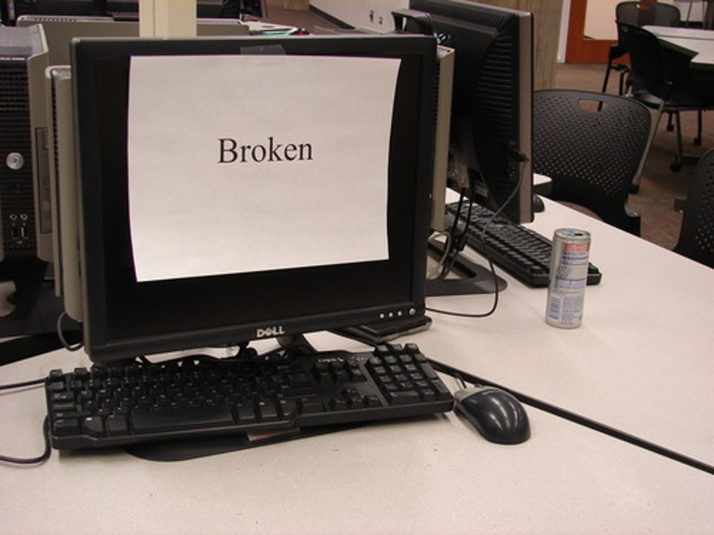 <p>Mi hermana me ha roto la computadora</p>