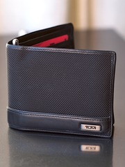 <p>la cartera, la billetera</p>