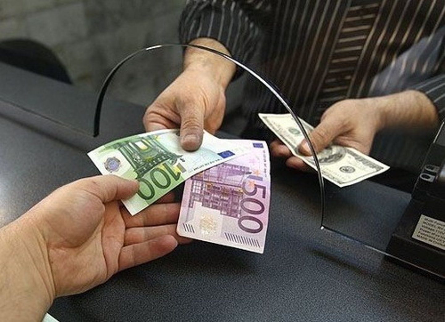 <p>(travel English) đổi tiền Ví dụ: We exchanged money at the airport.</p>