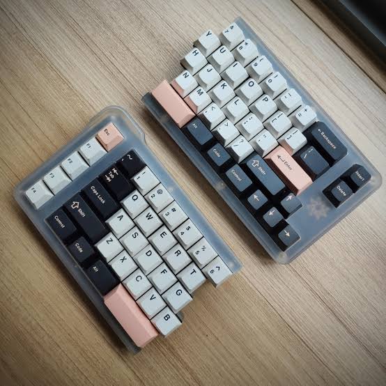 <p>A keyboard</p><p>The keyboard was broken</p>