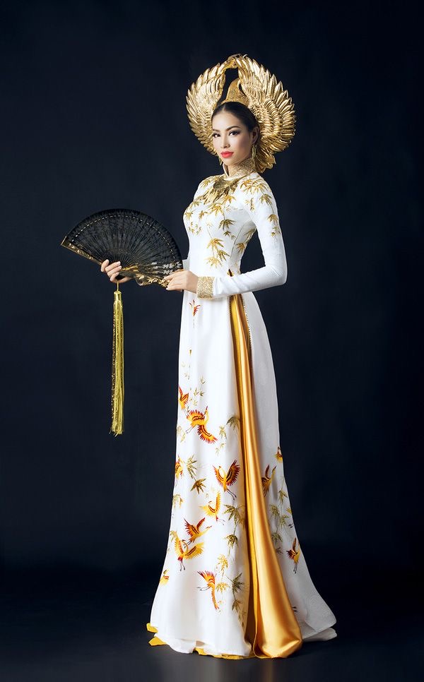 <p>national costume [<span>ˈnæʃnəl ˈkɒstjuːm]</span></p>