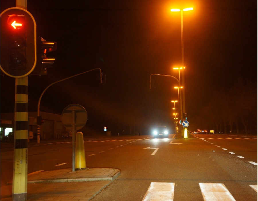 <p>Jij en de andere auto willen beiden links afslaan. Hoe kruis je elkaar in deze situatie?</p><ul><li><p>Voor elkaar.</p></li><li><p>Achter elkaar.</p></li></ul><p></p>