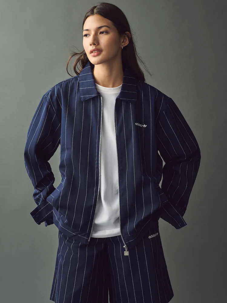 <p>темный жакет в тонкую полоску</p>