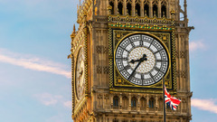 <p>(n, v) Tiếng chuông ngân (đồng hồ lớn báo giờ). Ví dụ: The big public clock sounded its chime on the hour.</p>