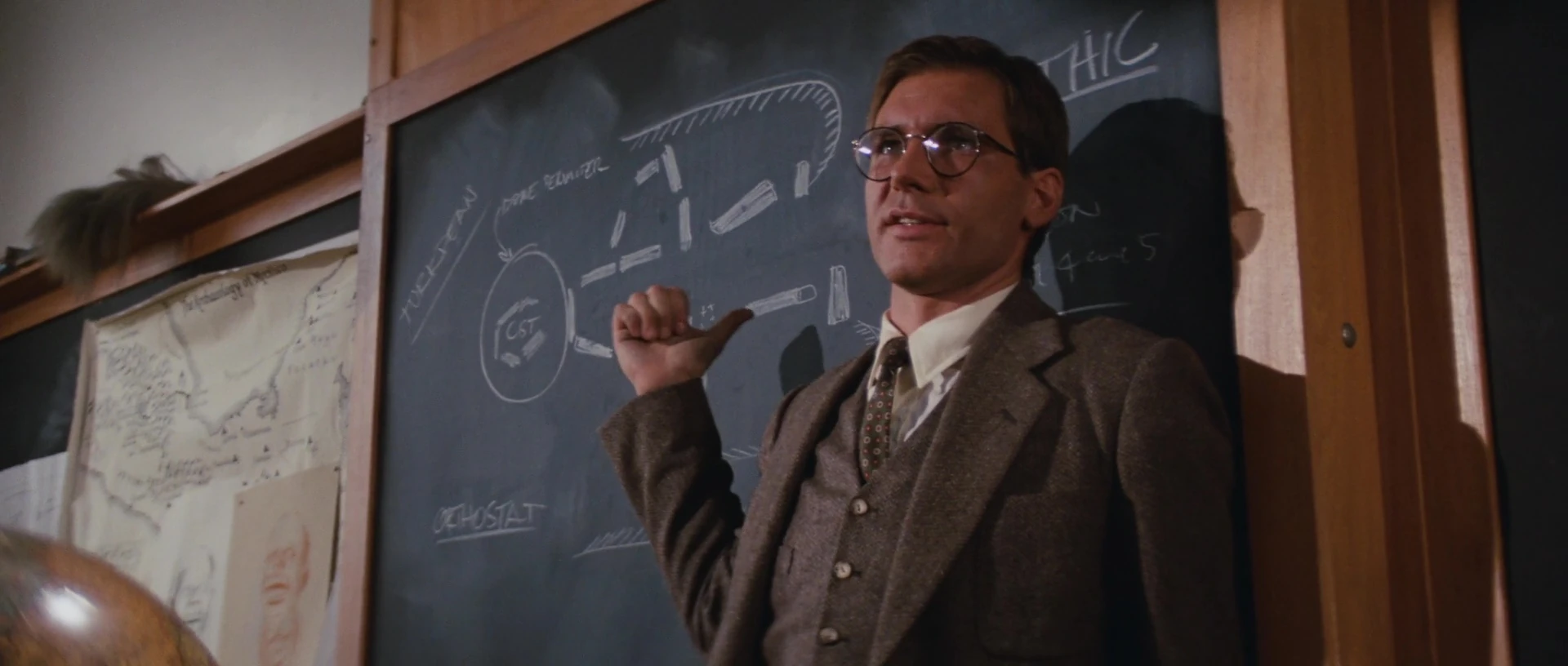 <p>professor; Dr. Jones es un professor de la Universidad de Marshall.</p>