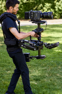<p>camera met harnas vast aan cameraman. Gevoel dat hij midden in de actie is a</p>