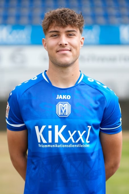 <p>Niclas</p>