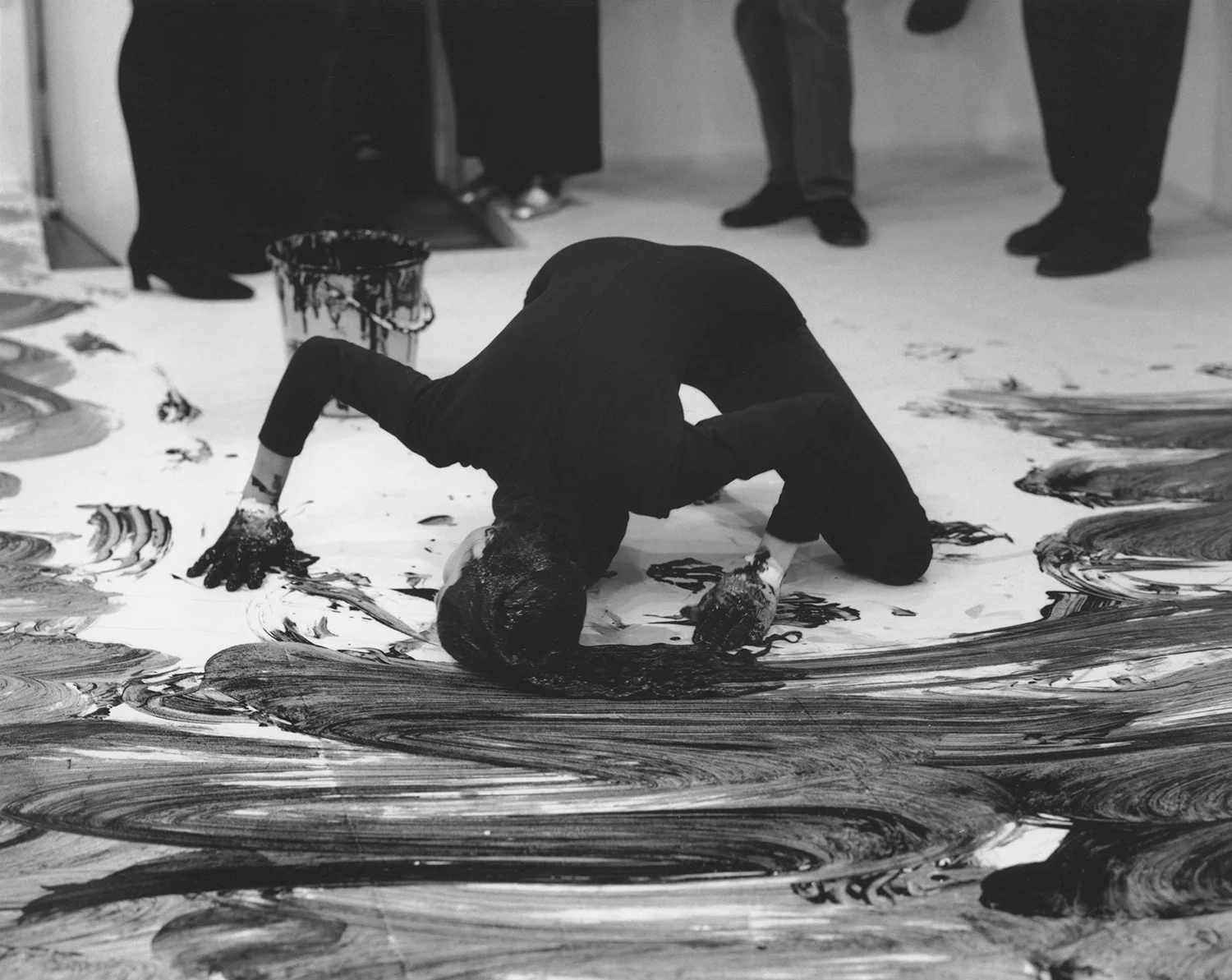 <p><span style="background-color: transparent;"><strong>Janine Antoni, <em>Loving Care</em></strong></span></p>