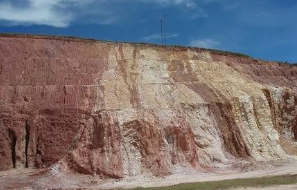 <p>Es tracta d'una roca que ha patit una meteorització química intensa però que encara manté una aparença enganyosa de solidesa. Tot i ser tova (sovint es pot esmicolar fàcilment amb les mans), conserva visualment la disposició i les estructures minerals originals de la roca mare.</p>