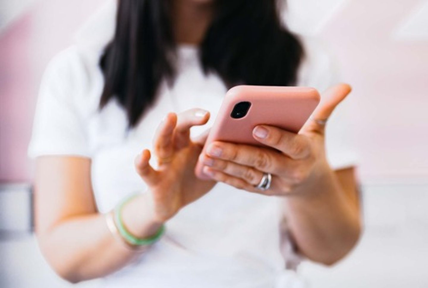 <p>TRANSLATION: постоянно проверять соцсети</p><p>DEFINITION: To look at your social networking accounts very frequently.</p><p>EXAMPLE: I try not to .................. while I'm studying, but it's hard. Я стараюсь не ПРОВЕРЯТЬ ПОСТОЯННО СОЦСЕТИ, пока учусь, но это тяжело.</p>