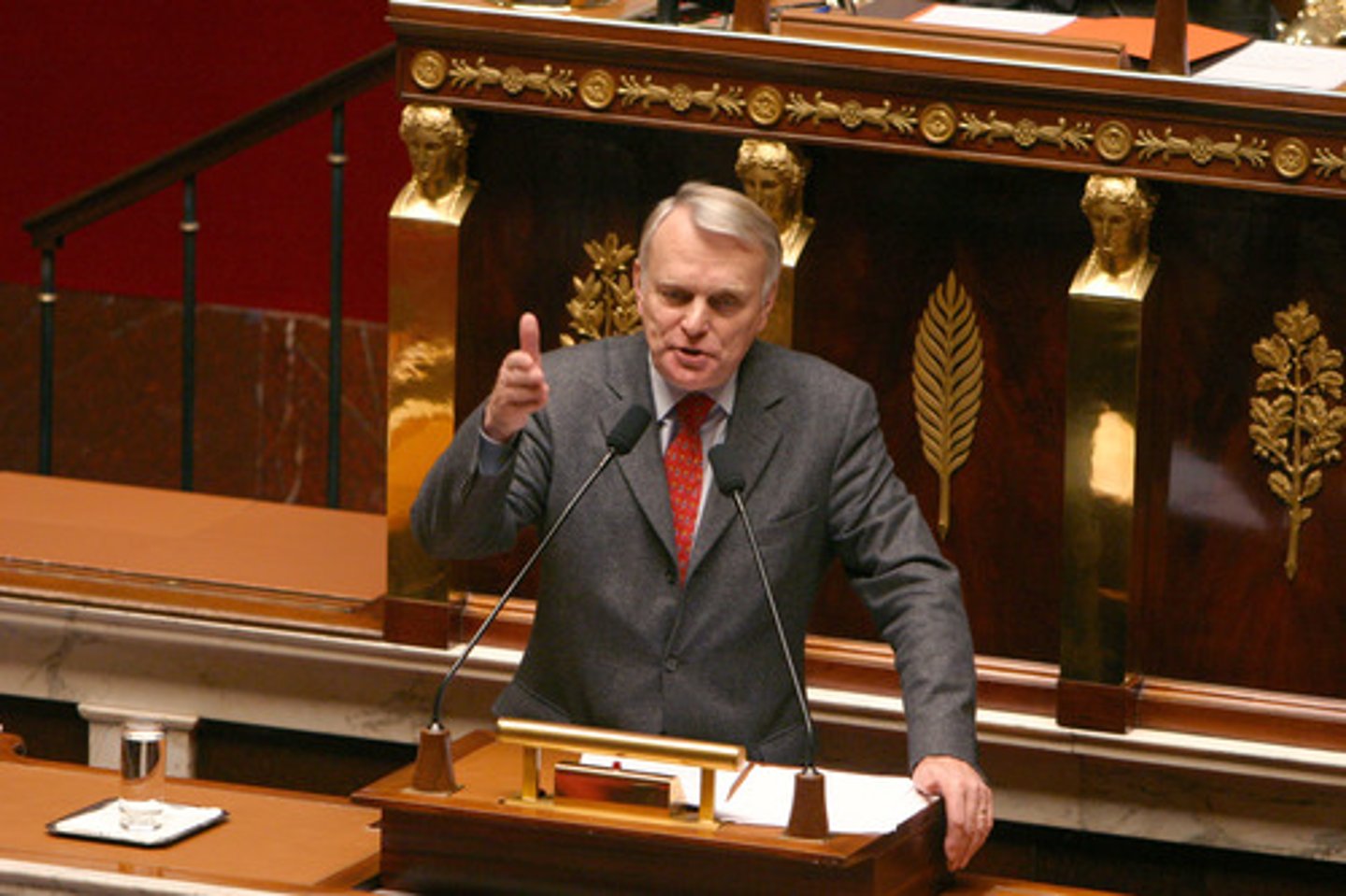 <p>(formal English) bày tỏ sự phản đối Ví dụ: Parents expressed disapproval of the decision.</p>