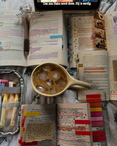 <p>Extensive notes (phr)</p>