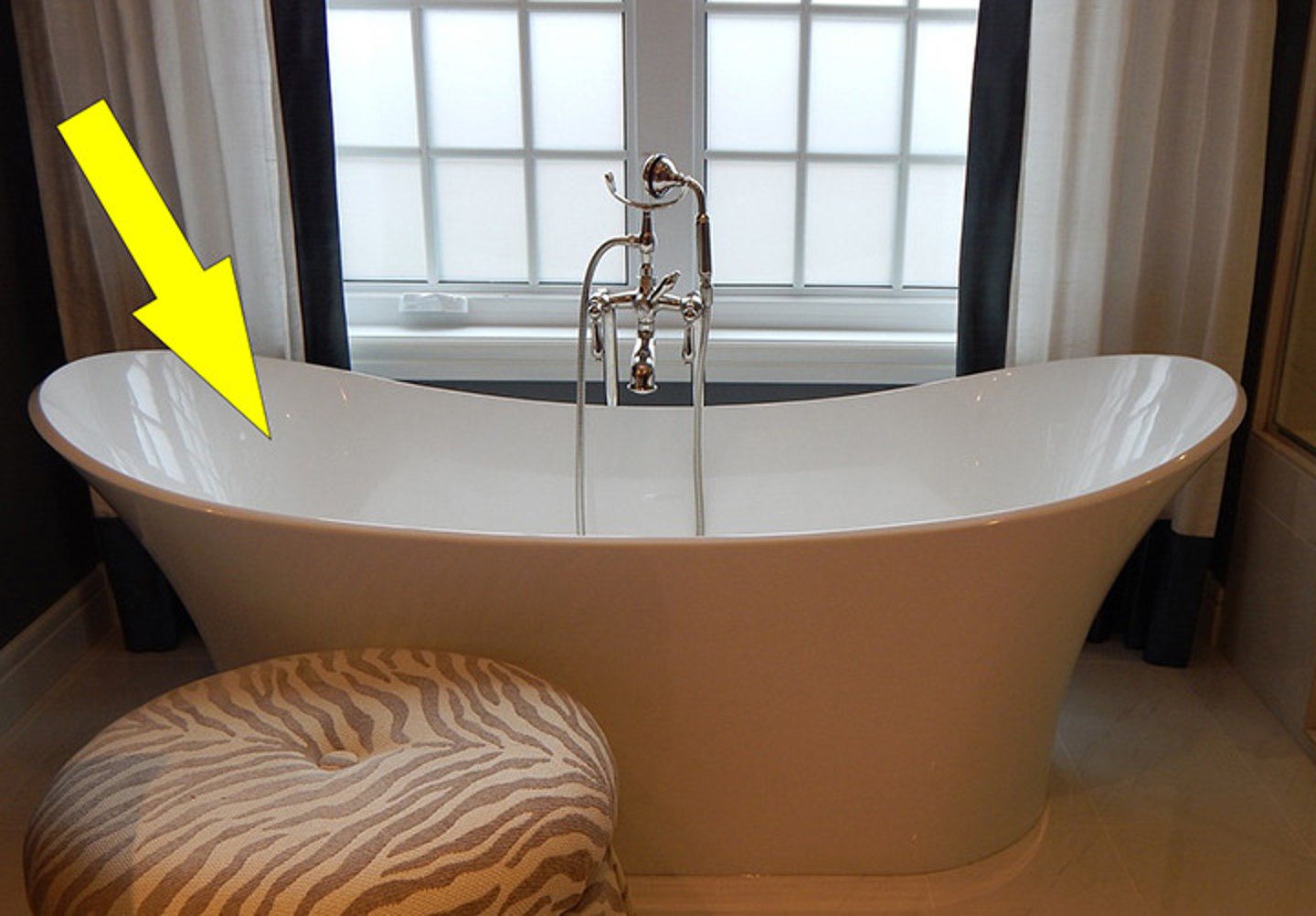 <p>A long plastic or metal container that you fill with water and sit in to wash your body.</p><p>Example: I love relaxing in a hot bathtub after a long, exhausting day.</p>