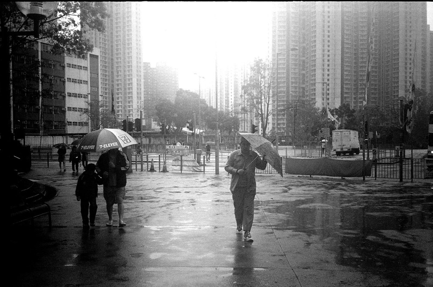 <p>雨天, trời mưa, 雨天の場合は休みです。</p>