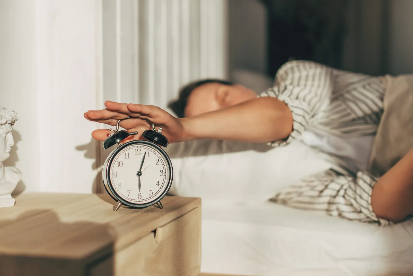 <p>(to stop sleeping and open your eyes) </p><p>I always w__________ u__________ early at 6 a.m., but I stay in bed for ten more minutes.</p>
