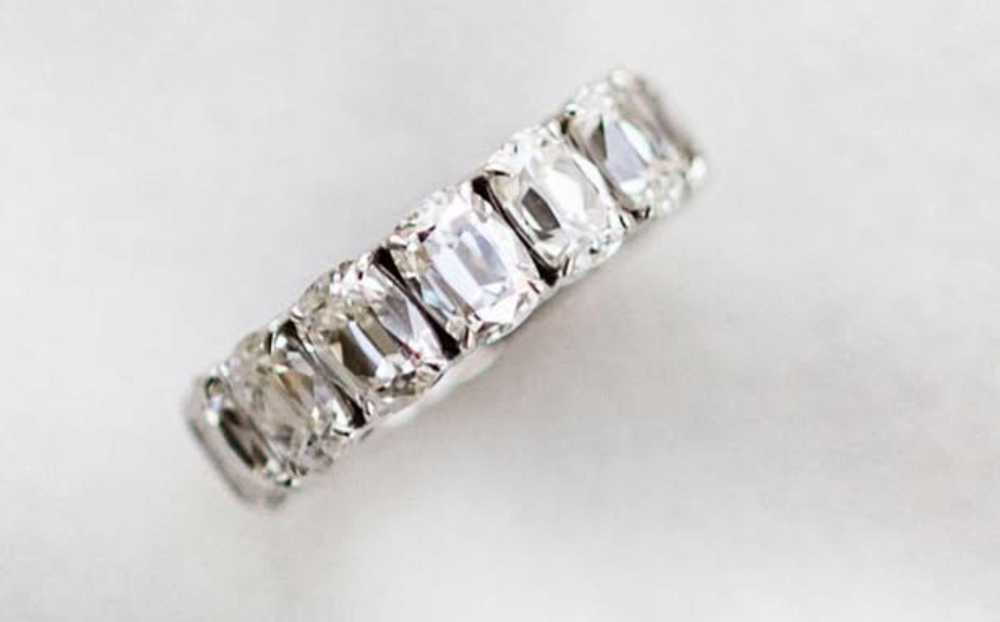 <p>4 single claw prongs around each stone, 6×4mm stones and above</p>