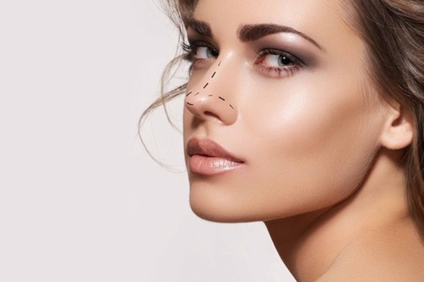<p>(descriptive English) mũi thẳng Ví dụ: She has a straight nose.</p>