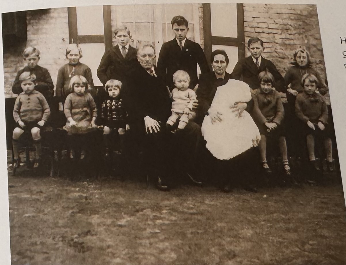 <p>Wat toont deze foto over de gezinsstructuur van de 19e eeuw?</p>