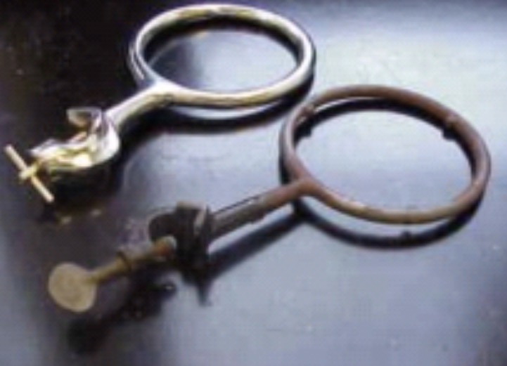 <p>Connects to a ring stand and elevates and holds equipment.</p>