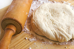 <p>flour mixed with liquid used for baking bread or pastry Example: Knead the pizza _____ well before letting it rise. bột nhào u Khối bột sống nhào dẻo (chưa nướng). UK: /dəʊ/ | US: /doʊ/</p>