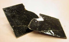 <p>Mineral with one plane of cleavage; splits into flexible sheets; examples: biotite and muscovite.</p>
