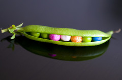 <p>(adj): lạ</p>