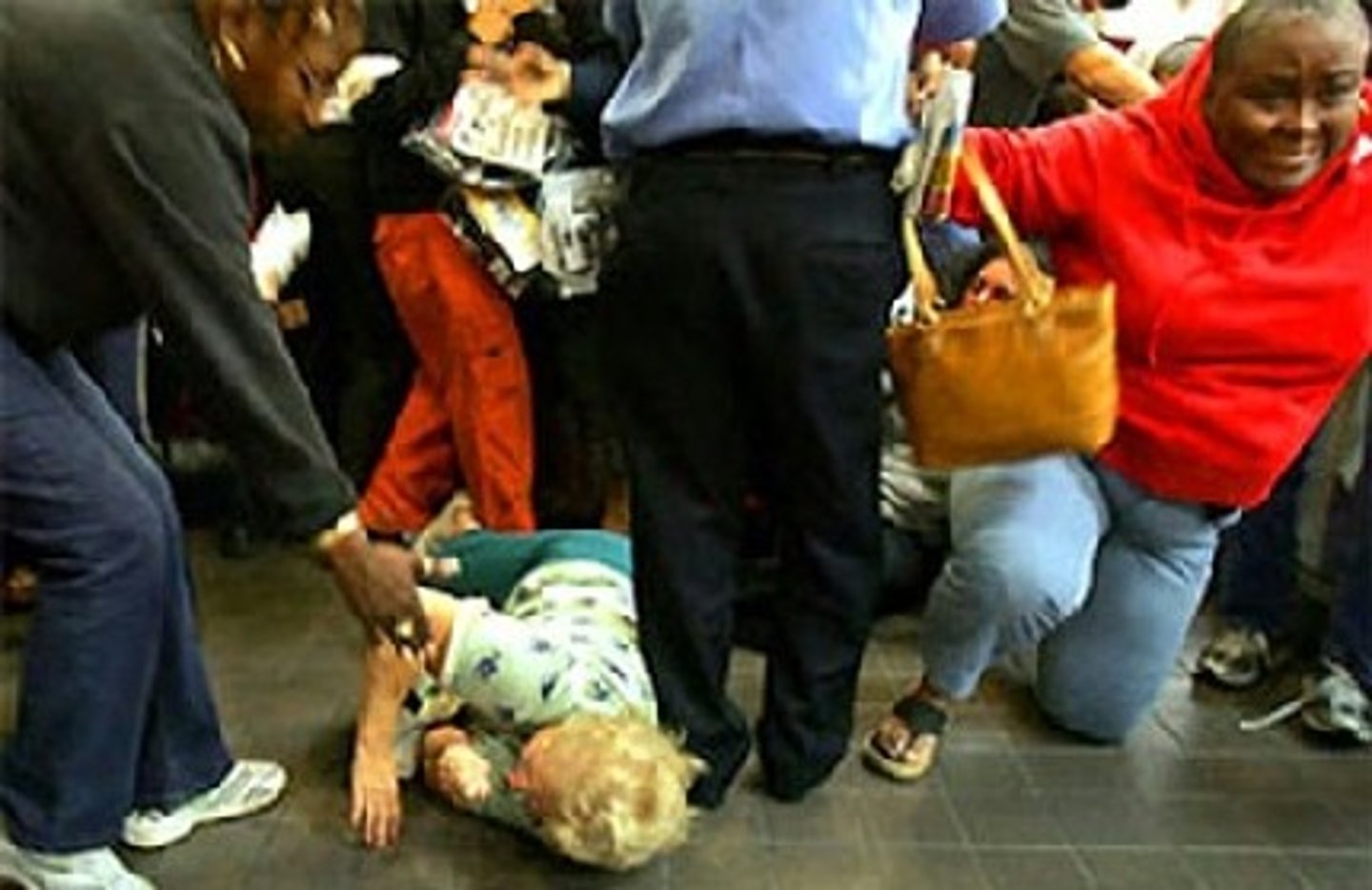 <p>(formal English) sự cố nhỏ Ví dụ: The conflict began with minor incidents.</p>