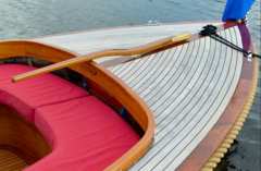 <p>Houten stok voor de bediening van het roer.</p>