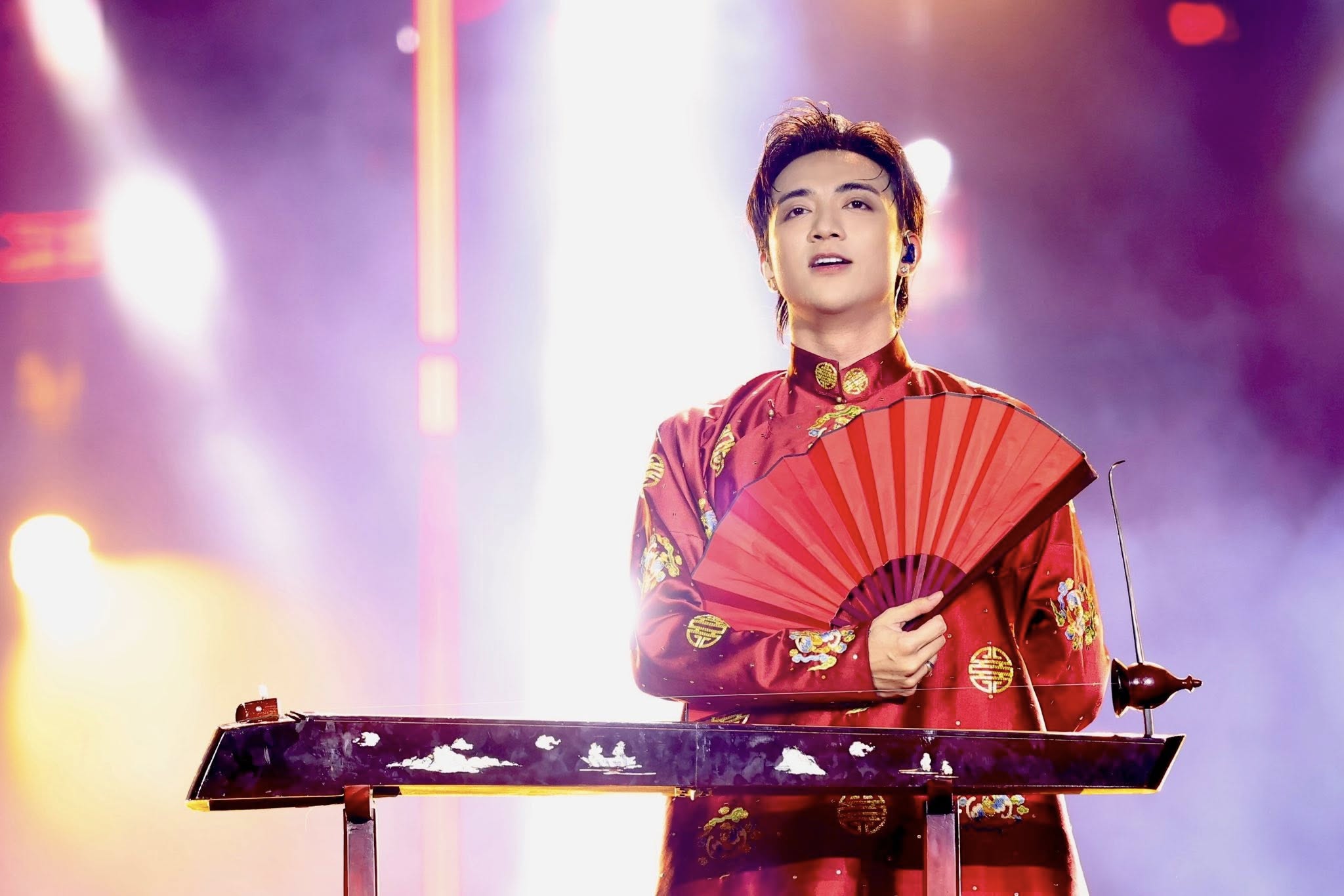 <p>(n,adj) đỏ thẫm</p>