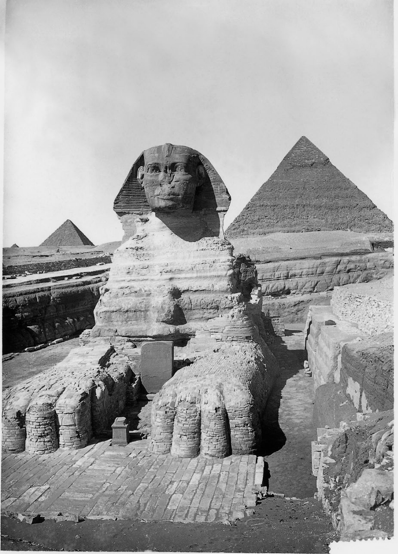 <p>La IVe dynastie</p><p><strong>Pyramide Khéops</strong></p><p>Le site de Giza sera ensuite utilisé par son fils et son petit-fils. On voit une ville funéraire s’installer autour des pyramides. On trouve des pyramides secondaires, et <u>chacune de ces pyramides est entourée d’un complexe</u>. On a un temple bas, par lequel arrive la momie du roi lorsqu’il meurt.</p><p>Cette chaussée monte jusqu’au temple haut, qui est accolé à la pyramide à l’est, puisque c’est le côté est qui correspond au côté du Nil. On a les pyramides satellites à l’est : on ne sait pas à quoi elles servent, elles sont simplement installées à côté de la grande pyramide ; on n’y a retrouvé que de la céramique. On a aussi des <u>barques funéraires</u> et le <u>Sphinx de Giza.</u></p><p>La pyramide de Khéops s’élevait à environ 150 m de haut ; la construction s’est étalée sur environ 27 ans. <u>On observe une volonté architecturale de placer à nouveau la chambre funéraire au cœur de la pyramide</u>. Il y a plusieurs chambres : une chambre souterraine et deux autres. Elles doivent correspondre à des étapes différentes de la construction. Il y aura des plafonds intermédiaires, des plafonds en granit et des plafonds en chevrons.</p><p>On a un mode de construction sur environ 30 ans, avec une organisation énorme. La pyramide est construite sur une petite colline. 98 % des pierres de la pyramide viennent de moins de 1 km ; les pierres qui viennent de plus loin arrivent avec la crue du Nil. Les pierres calcaires qui vont recouvrir la pyramide à la fin viennent de la région du Caire, à environ 15 km.</p>