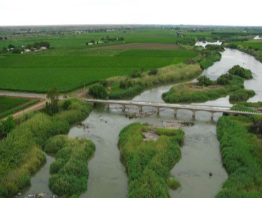 <p>Forms when a river carries a HEAVY LOAD and LOSES ENERGY. It deposits alluvium which forms islands in the channel. The river splits into multiple channels flowing around these islands. Example: Orange River near Upington.</p>