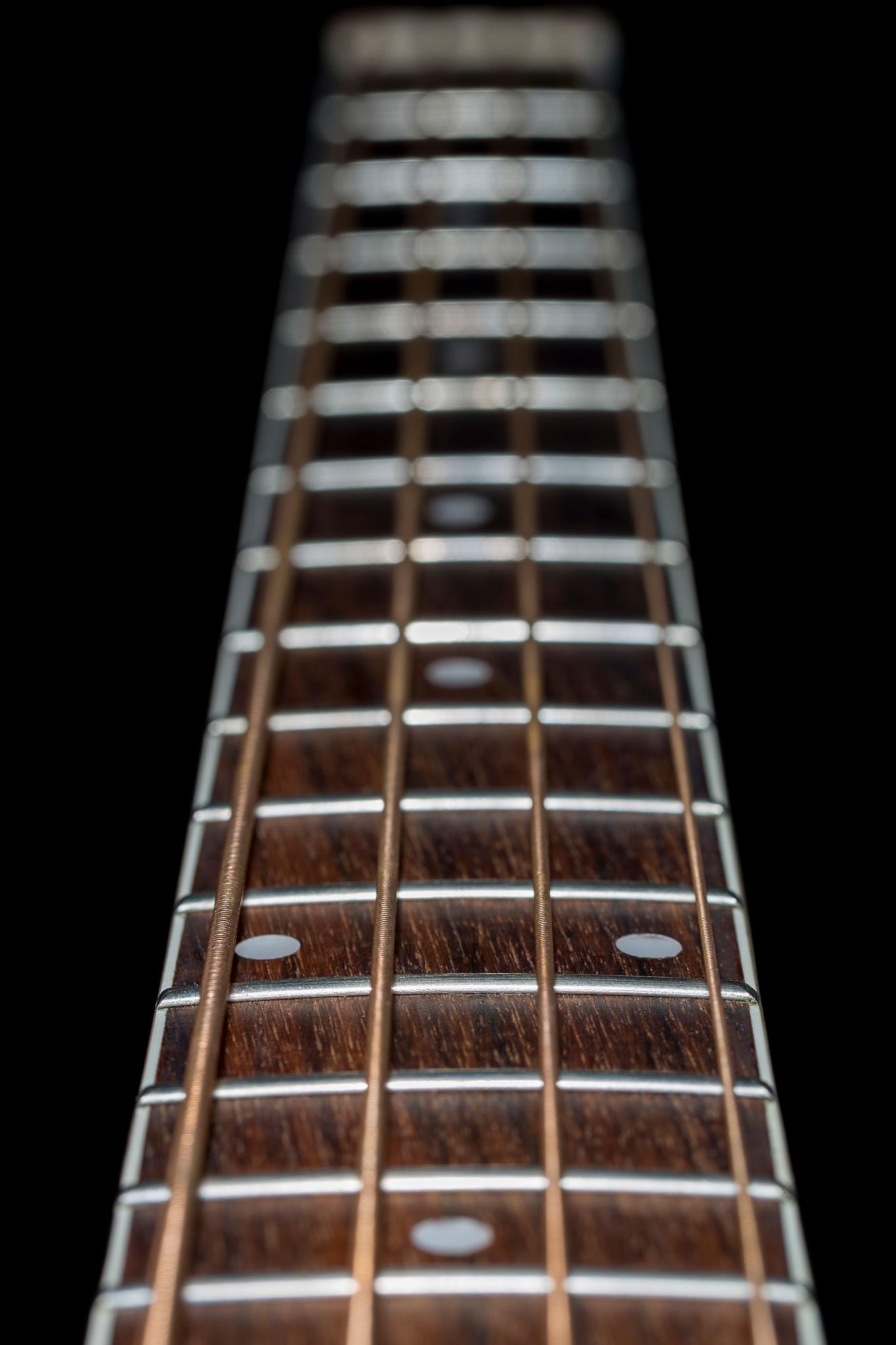 <p><span><span>Ein </span></span><strong>Bund</strong><span><span> ist einer der schmalen </span></span><strong>Metallstäbe auf dem Griffbrett</strong><span><span>.</span></span></p><p><span><span>Wenn du eine </span></span><strong>Saite direkt hinter einem Bund herunterdrückst</strong><span><span>, wird die schwingende Länge kürzer → </span></span><strong>der Ton wird höher</strong><span><span>. </span></span></p>