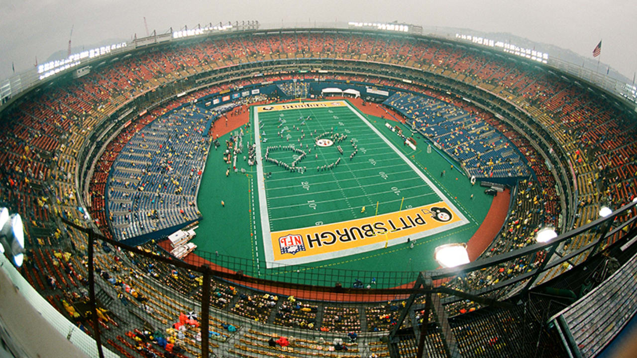 <p>sports field; Three Rivers Stadium era un campo de deportes en Pittsburgh.</p>