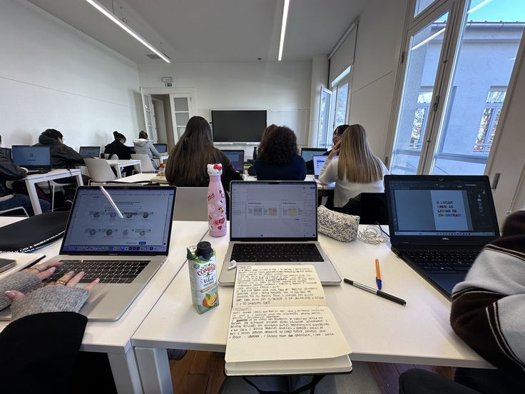 <p>a series of classes about one particular subject, usually lasting for a semester or another fixed period</p><p>В AmE <strong>course</strong> обычно означает отдельный предмет. В BrE отдельная часть программы может называться <strong>module</strong>, а <strong>course</strong> — вся образовательная программа.</p>