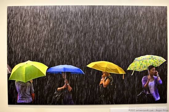 <p>A phrasal verb used to describe when it is raining very heavily or hard.</p>