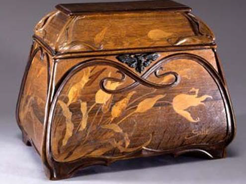 <ul><li><p>Caja joyero</p></li><li><p>Emilie Galle</p></li><li><p>Estilo florar y organico</p></li></ul><p></p>
