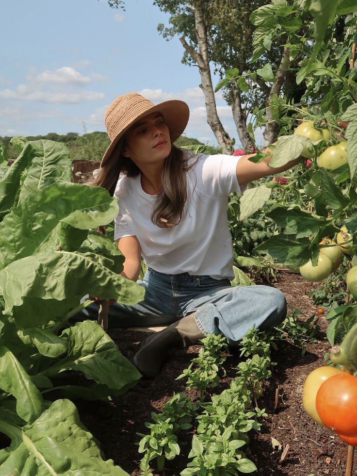 Farmers usually w___ o________ in all kinds of weather.